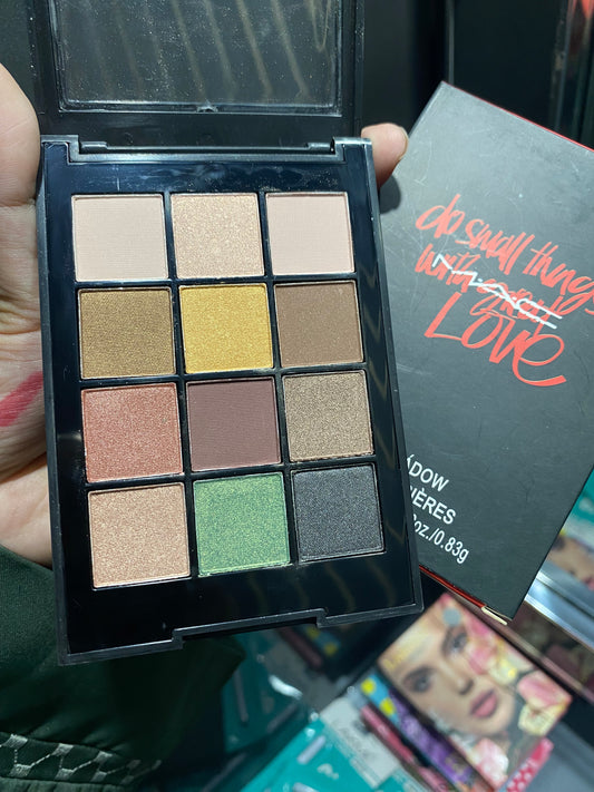 9 -Shade Eyeshadow palette | Mix of matte, shimmer, and metallic finishes