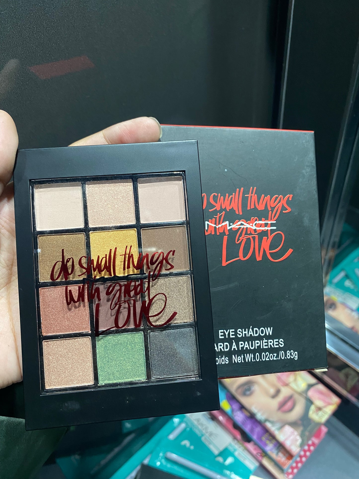 9 -Shade Eyeshadow palette | Mix of matte, shimmer, and metallic finishes